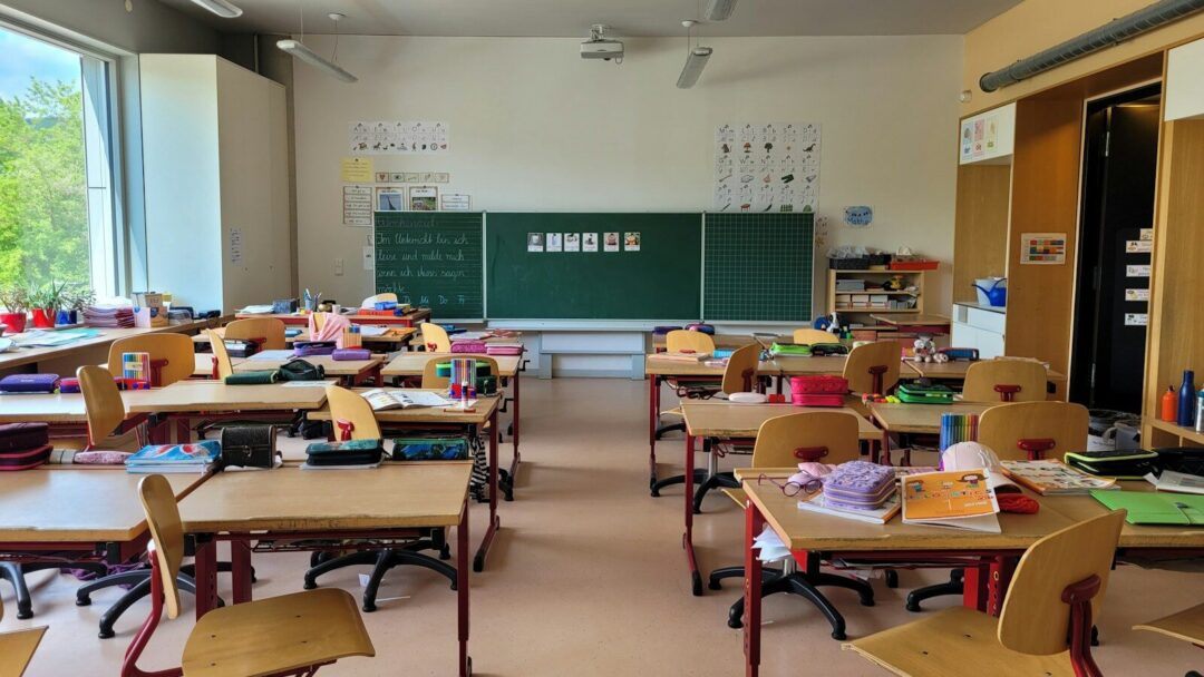Hiring: Grades 1 and 2 Teachers